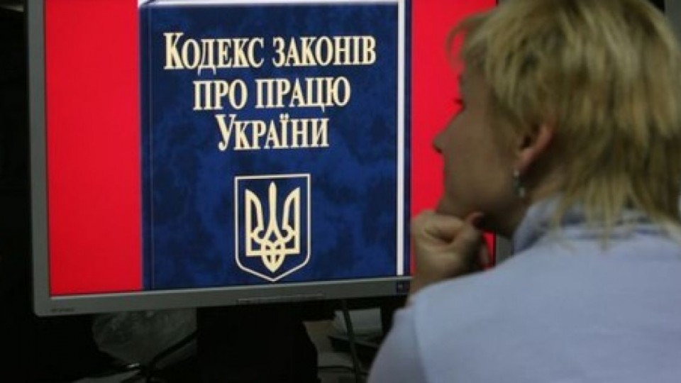 Судова практика: відсутність згоди працівника на перевід не є підставою для звільнення