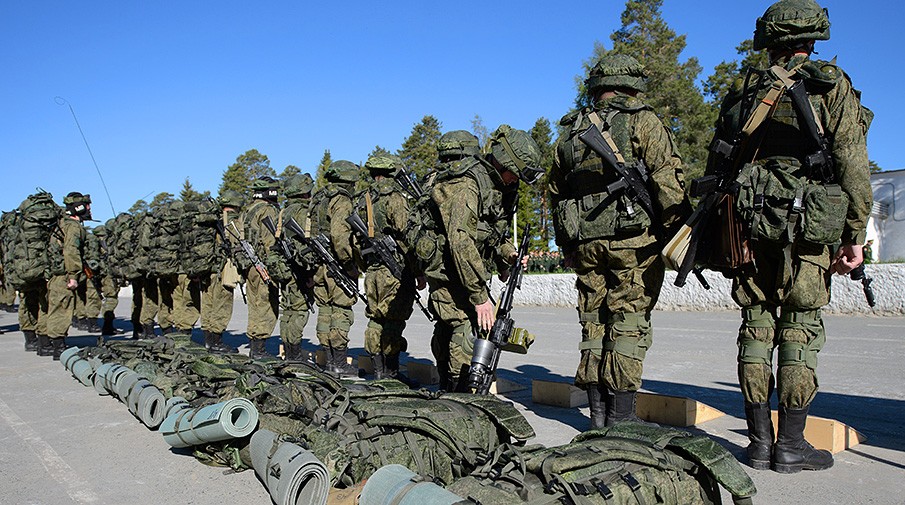 В России хотят запретить военным «светиться» в соцсетях