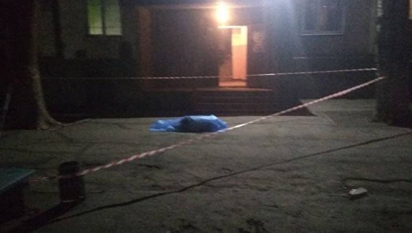 Самоубийца выпрыгнул из окна, но приземлился на ребенка