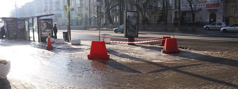 В центре столицы прорвало трубу: образовался огромный каток (фото)