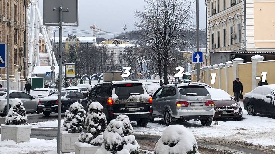 Паркуются в четыре ряда: киевлян разозлили очередные автохамы