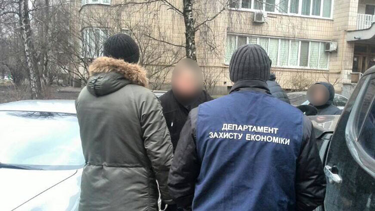 В Киеве задержан налоговик на крупной взятке