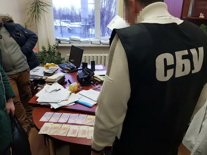 Глава госпредприятия погорел на взятке, опубликованы фото