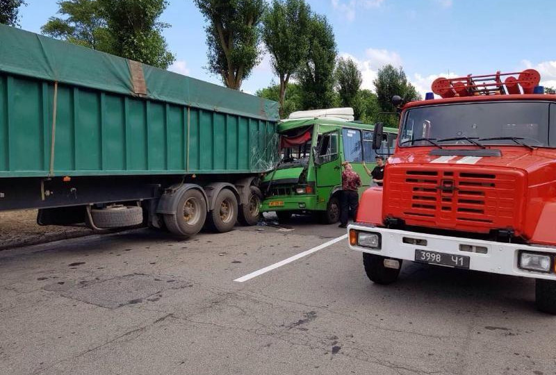 В ДТП под Днепром пострадали 22 человека