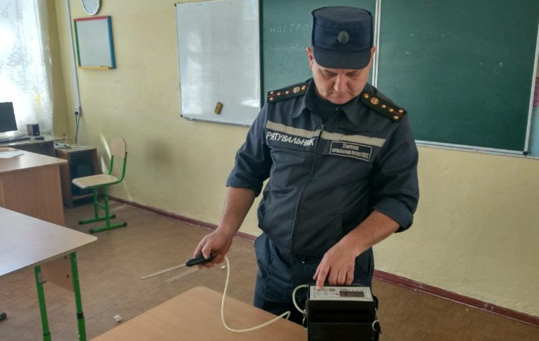 Распылили неизвестное вещество: в Николаеве из школы эвакуировали сотни детей