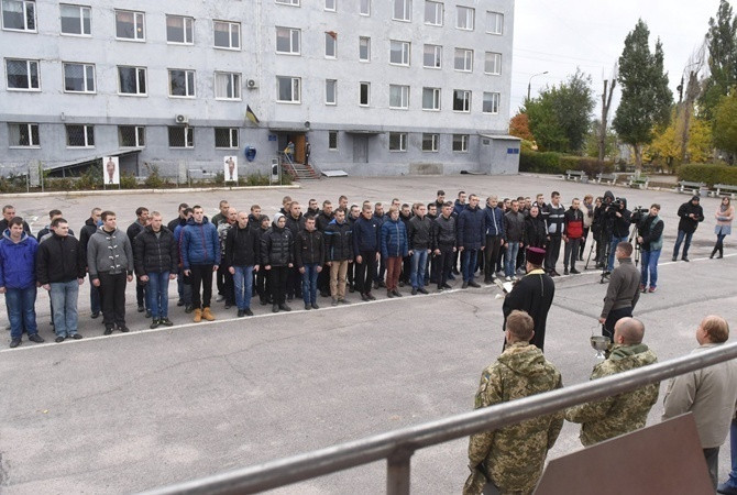 В октябре военнослужащим могут повысить зарплату