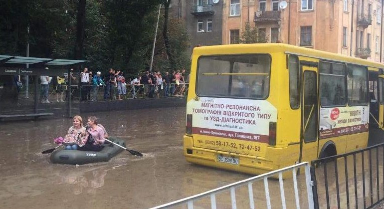 Львов ушел под воду: появились первые фото и видео