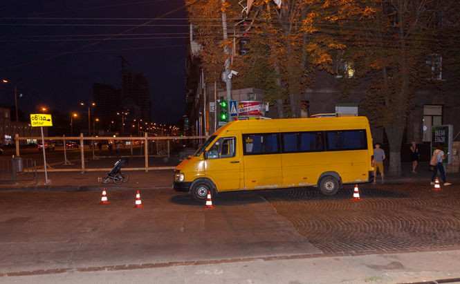 В Днепре маршрутка сбила семью на пешеходном переходе: пострадали дети