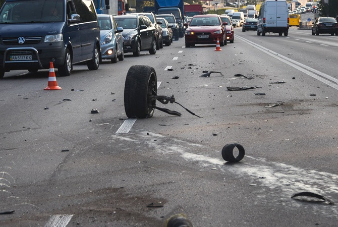 В Киеве отпавшее колесо спровоцировало тройное ДТП, опубликованы фото и видео