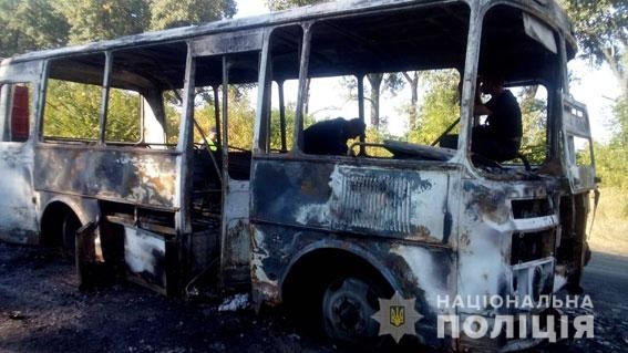 Выгорел полностью: в Сумской области на ходу вспыхнул автобус с детьми