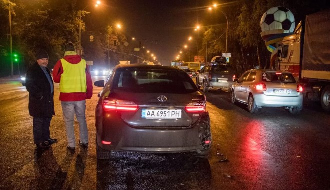 Тройное ДТП в Киеве: один из автомобилей пытались сжечь