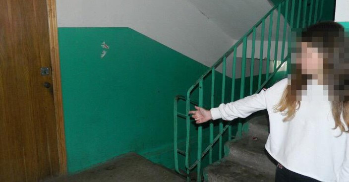 Мужчина в столице напал на школьницу в подъезде