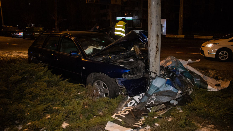 Влетел в билборд: на Троещине произошло пьяное ДТП