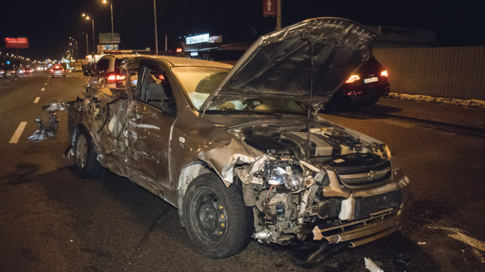 В Киеве Chevrolet на скорости влетел в фуру