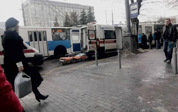 В Виннице три человека пострадали из-за лопнувшего колеса в троллейбусе