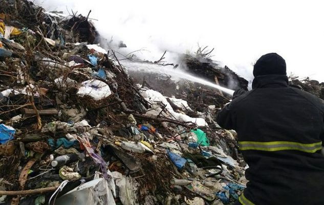 Под Полтавой загорелась свалка: масштабный пожар гасят уже два дня