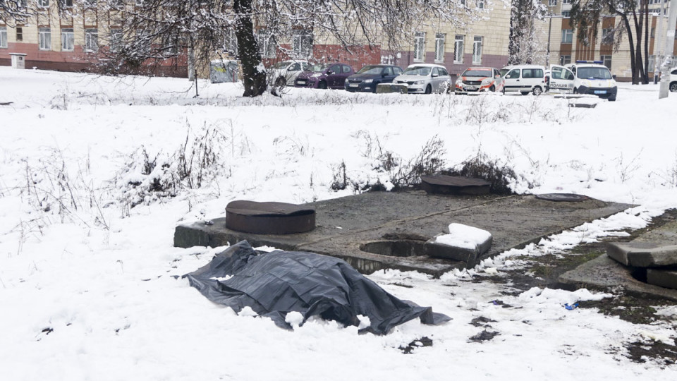 Смертельный случай в Киеве: тело мужчины со сломанной ногой нашли в коллекторе