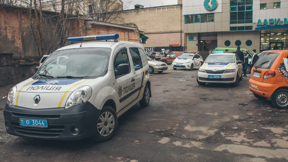 Киевлянин вскрыл себе шею лезвием в центре столицы: подозревают суцицид