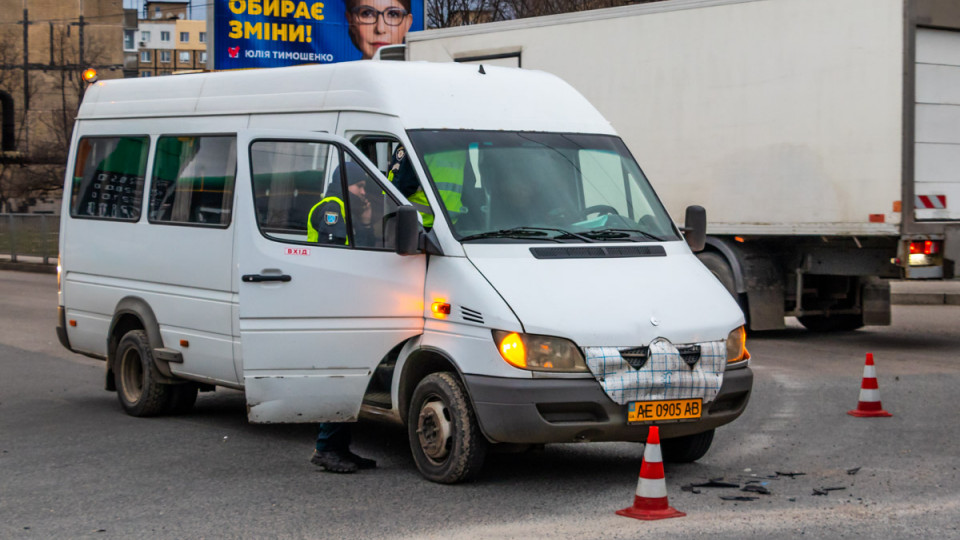 В Днепре маршрутка с пассажирами влетела в Москвич: есть пострадавшие