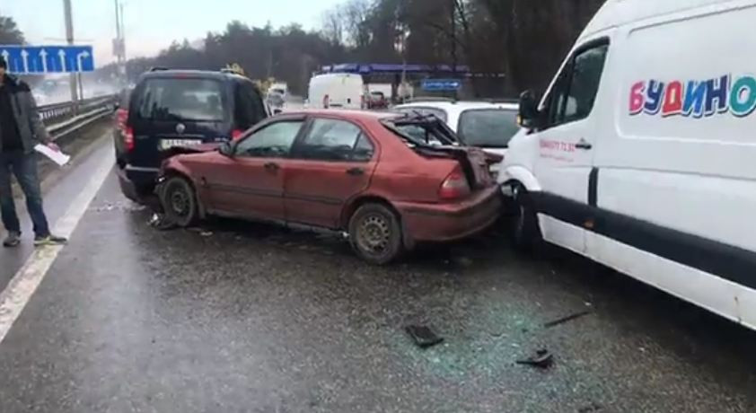 На Бориспольском шоссе столкнулись 9 автомобилей: заблокированы две полосы движения