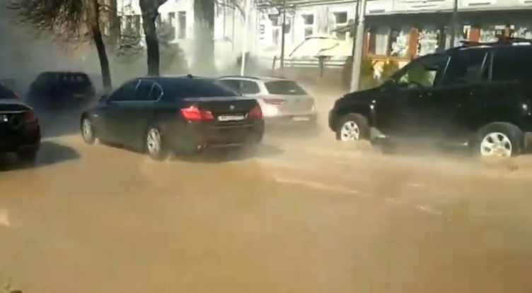 В центре столицы прорвало трубу: дорогу залило кипятком