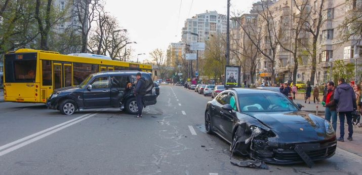 В Киеве Porsche попал в серьезное ДТП с внедорожником