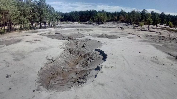 В сети показали последствия незаконной добычи янтаря: впечатляющее видео