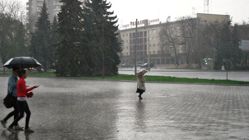 Потужний буревій пронісся у Житомирі: фото, відео