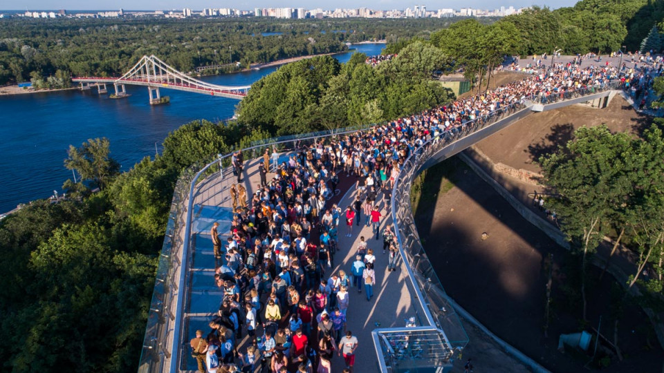 Инцидент на новом пешеходном мосту в Киеве: треснул стеклянный пол