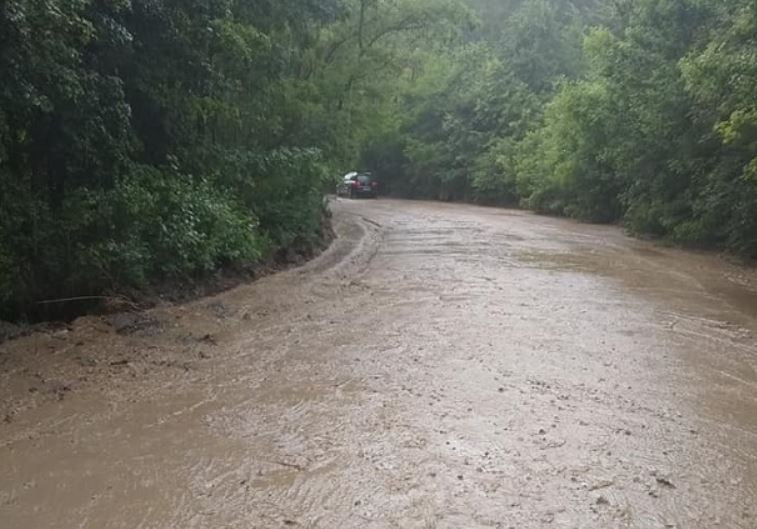 Після негоди Хмельниччина пішла «під воду»: моторошні фото й відео