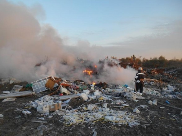 Під Полтавою вже третю добу горить сміттєзвалище