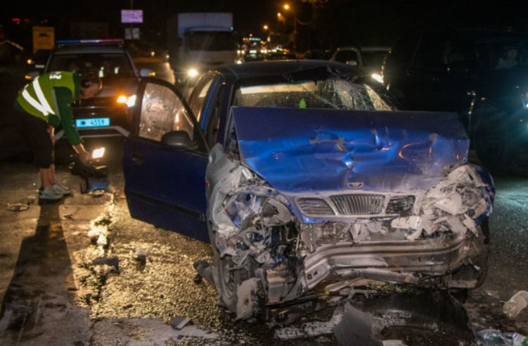 Пьяное ДТП в Киеве: легковушка влетела во внедорожник и загорелась