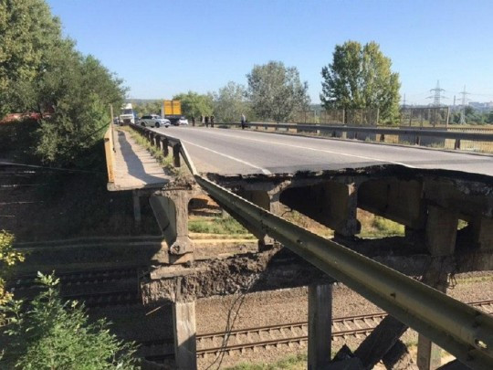 У Харкові обвалився міст: фото і відео з місця пригоди