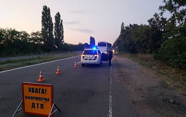 Под Николаевом автобус снес с трасы полицейский автомобиль