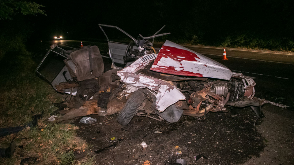 Автомобиль разорвало на две части: в жутком ДТП под Киевом погибла супружеская пара