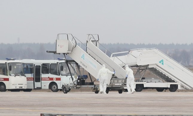 Евакуйовані з Китаю українці повернулися на Батьківщину: онлайн-трансляція