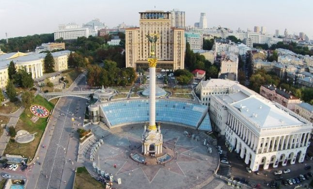 У самому центрі Києва спалахнула потужна пожежа: відео