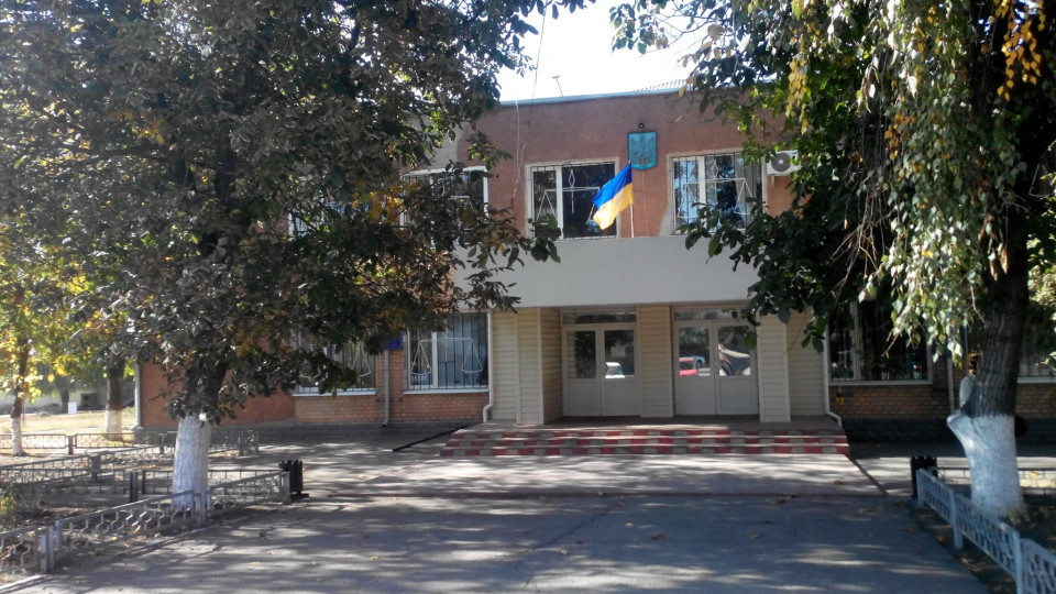 Суд объявили частным предприятием, а от судьи потребовали предъявить удостоверение и показать номера мантии и знака