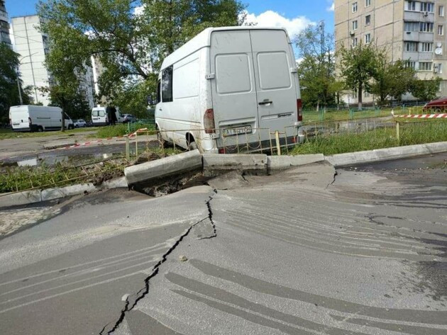 Под припаркованным автобусом прорвало трубу: фото