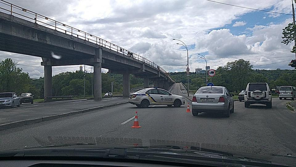 У Києві невідомий погрожує підірвати міст Метро: поліція перекрила рух, фото, відео