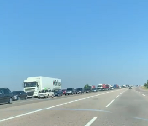 На киевской трассе в сторону Одессы образовалась пятикилометровая пробка, фото