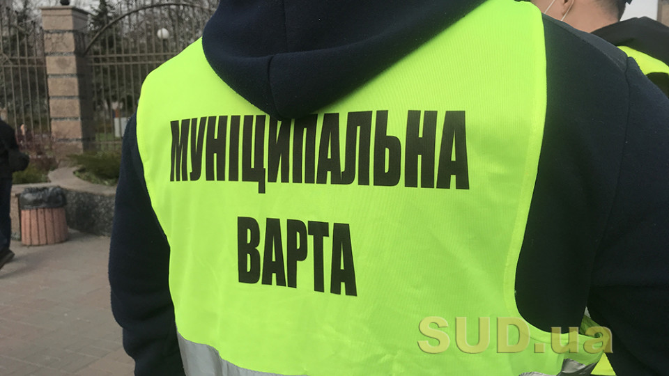 В столичном парке женщина воровала цветы для продажи