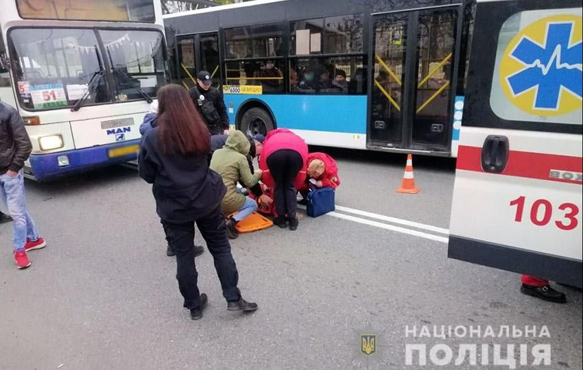 В Хмельницком автобус наехал на двух школьников, которые переходили дорогу