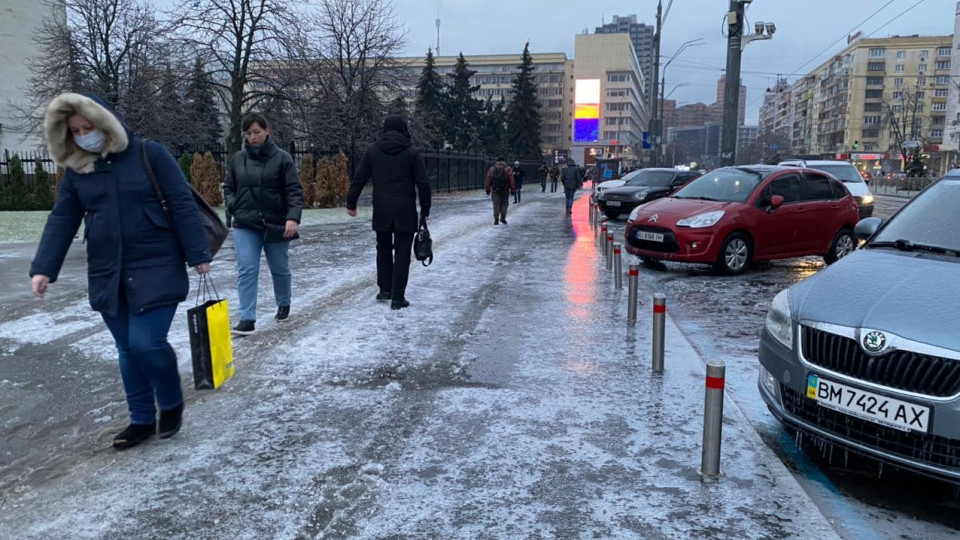 В Киеве улицы покрылись льдом, а машины застряли в пробках: как люди добираются на работу, фото