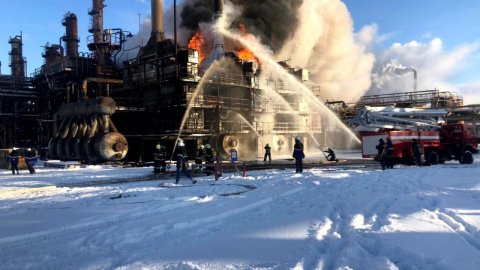 В Ивано-Франковской области горело здание химического завода: фото, видео