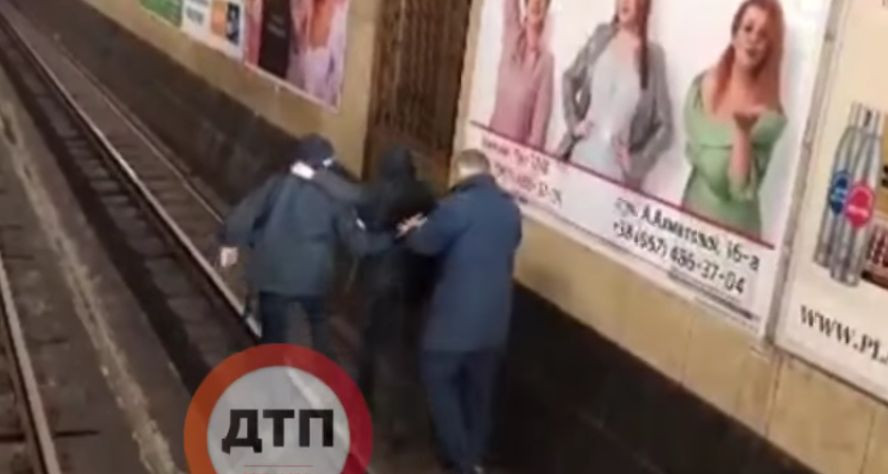 В киевском метро на рельсы упал мужчина, видео