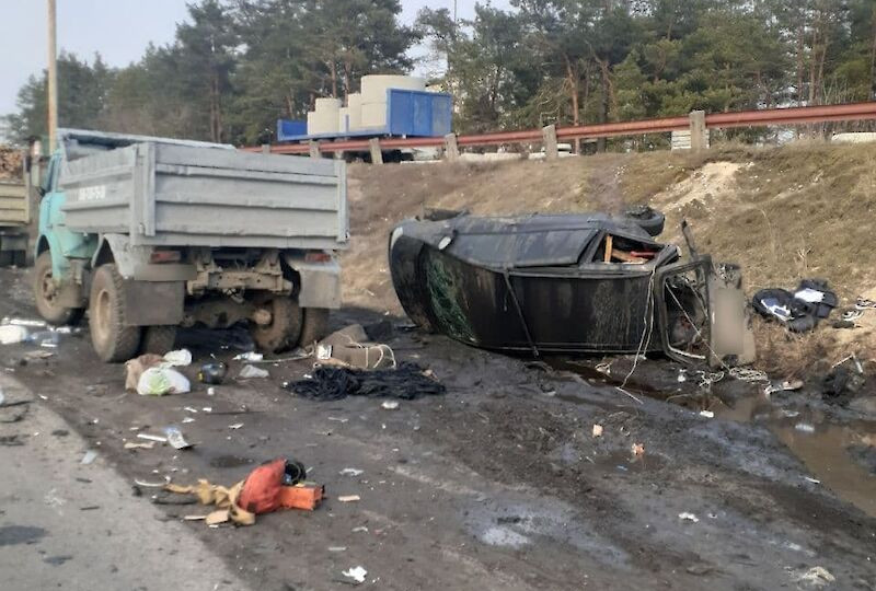 В Киеве на трассе перевернулся автомобиль