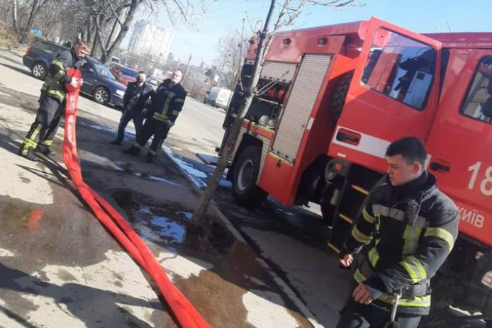 В Киеве вспыхнула квартира в многоэтажке