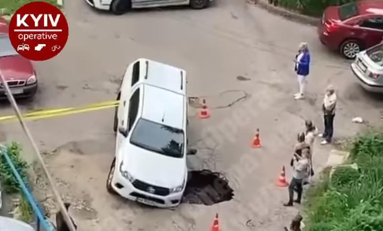 В столице посреди двора под землю ушел внедорожник