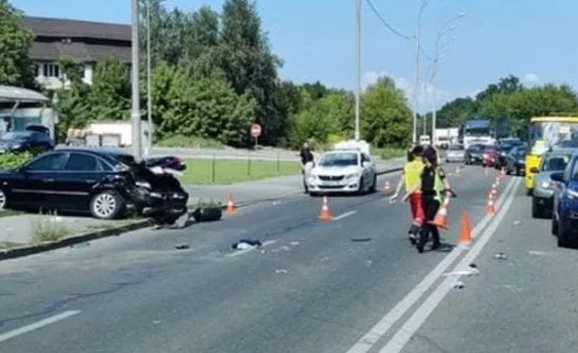 Серьезное ДТП в Киеве: микроавтобус протаранил легковушку, видео